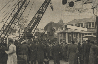 300266 Afbeelding van bezoekers van de 42e Jaarbeurs (voorjaarsbeurs, Vredenburg) te Utrecht bij een tentoongestelde machine.